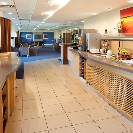 Holiday Inn Express Cardiff Airport, An Ihg Hotel-3